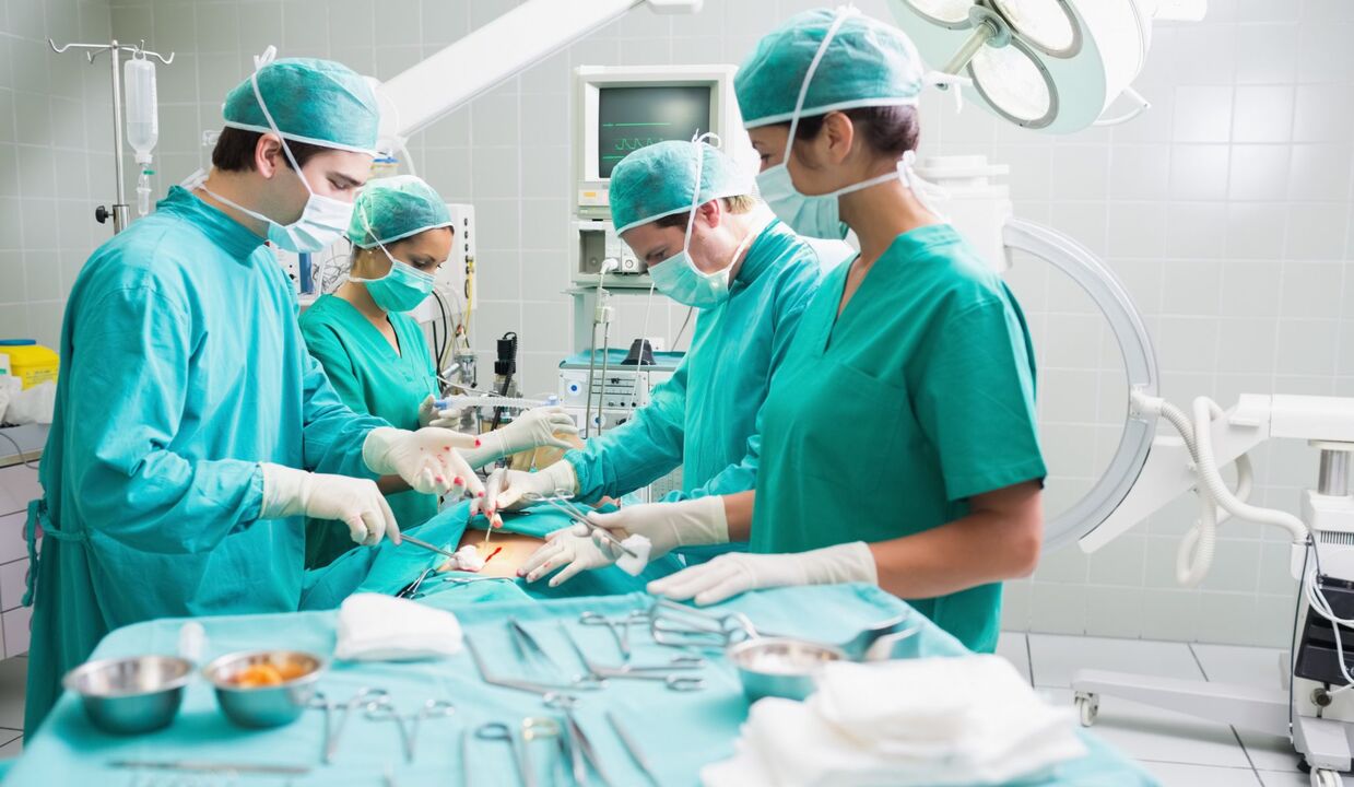 I chirurghi eseguono un'operazione per ingrandire il pene di un uomo
